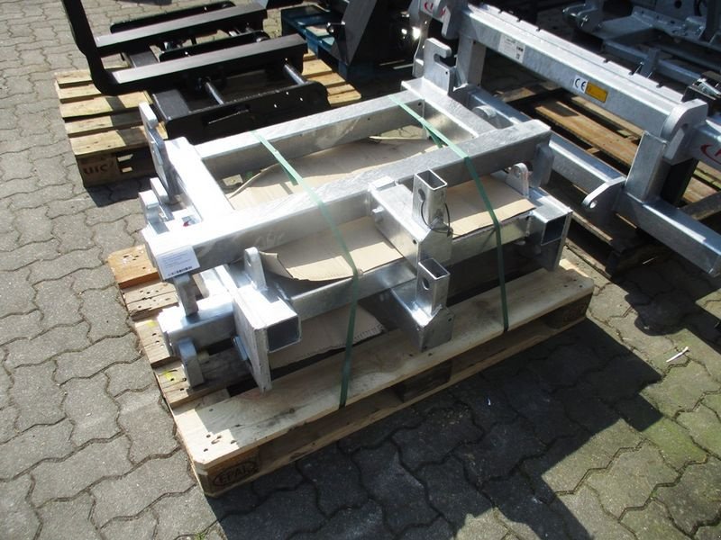 Frontladerzubehör of the type Fliegl Frontladeradapter, Neumaschine in St. Marienkirchen (Picture 7)