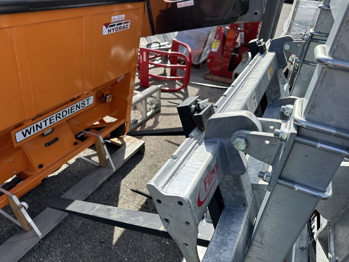 Frontladerzubehör des Typs Fliegl Palettengabel verzinkt, Neumaschine in St. Marienkirchen (Bild 6)