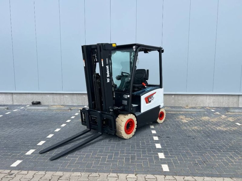 Frontstapler of the type Bobcat B 25 X-7 Plus, Neumaschine in Nijkerkerveen