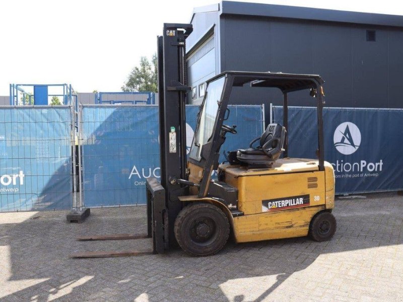 Frontstapler του τύπου Caterpillar EP30K, Gebrauchtmaschine σε Antwerpen (Φωτογραφία 1)