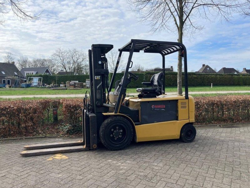 Frontstapler of the type Caterpillar EP30K, Gebrauchtmaschine in Antwerpen (Picture 1)