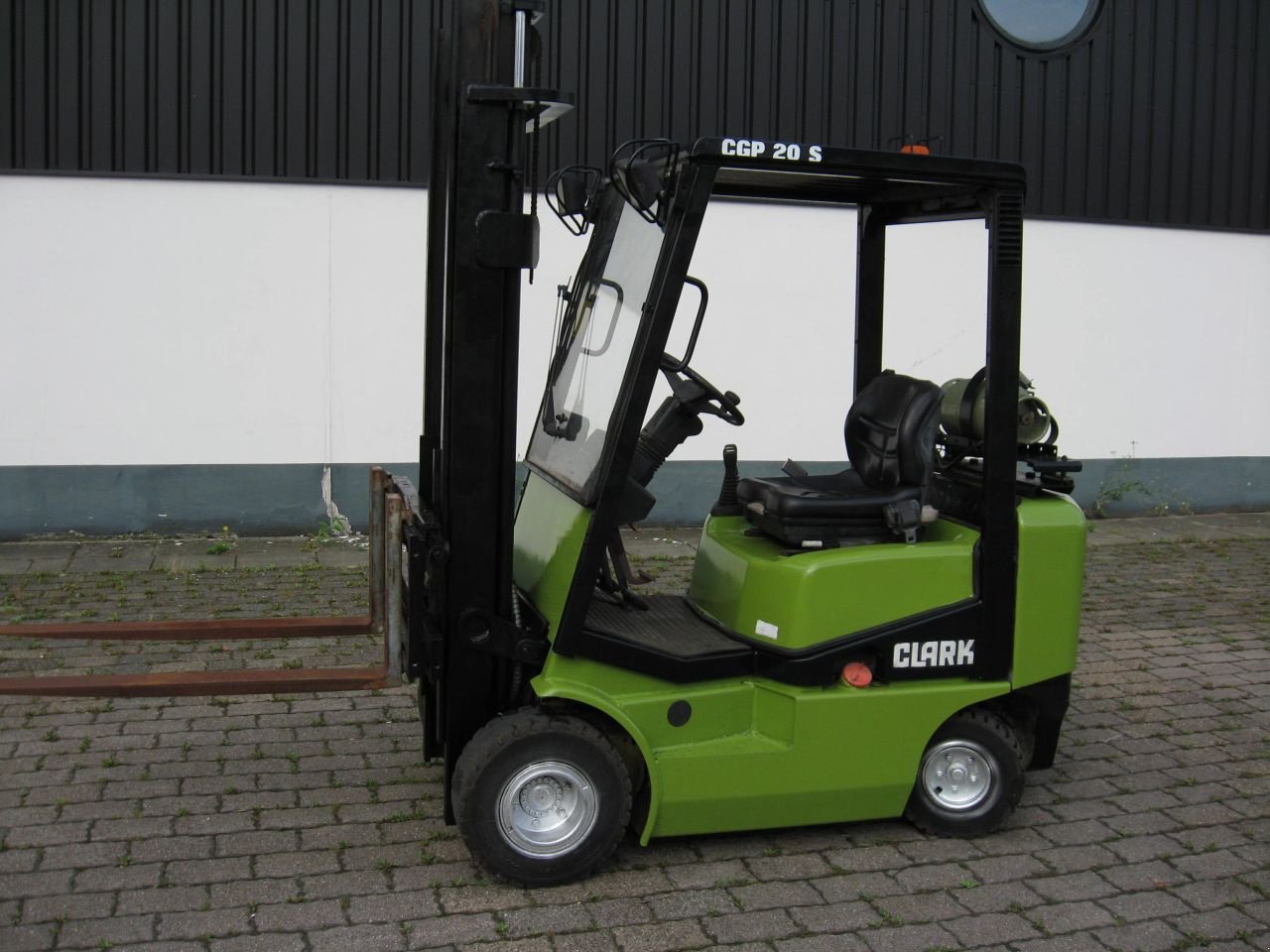 Frontstapler del tipo Clark -, Gebrauchtmaschine en Oldenzaal (Imagen 1)