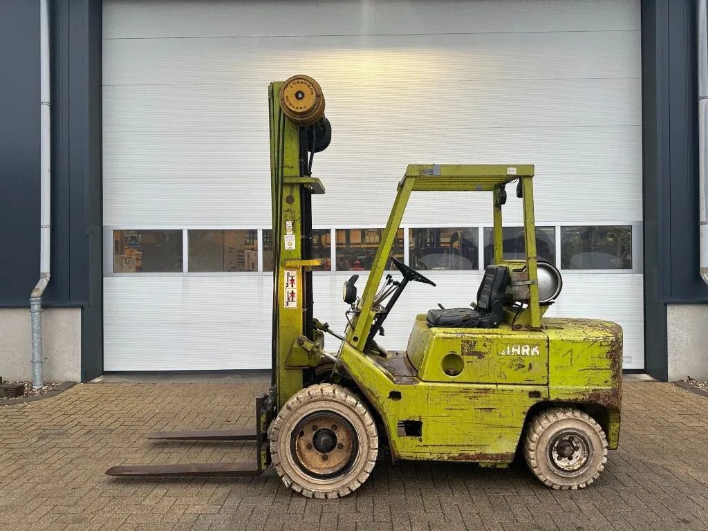 Frontstapler du type Clark C500-YS60LPG 3 ton Triplex Freelift 3 ton LPG Heftruck 600 cm he, Gebrauchtmaschine en VEEN (Photo 1)