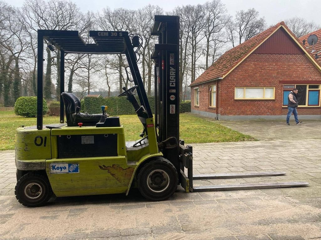 Frontstapler Türe ait Clark CEM 30 S, Gebrauchtmaschine içinde Antwerpen (resim 4)