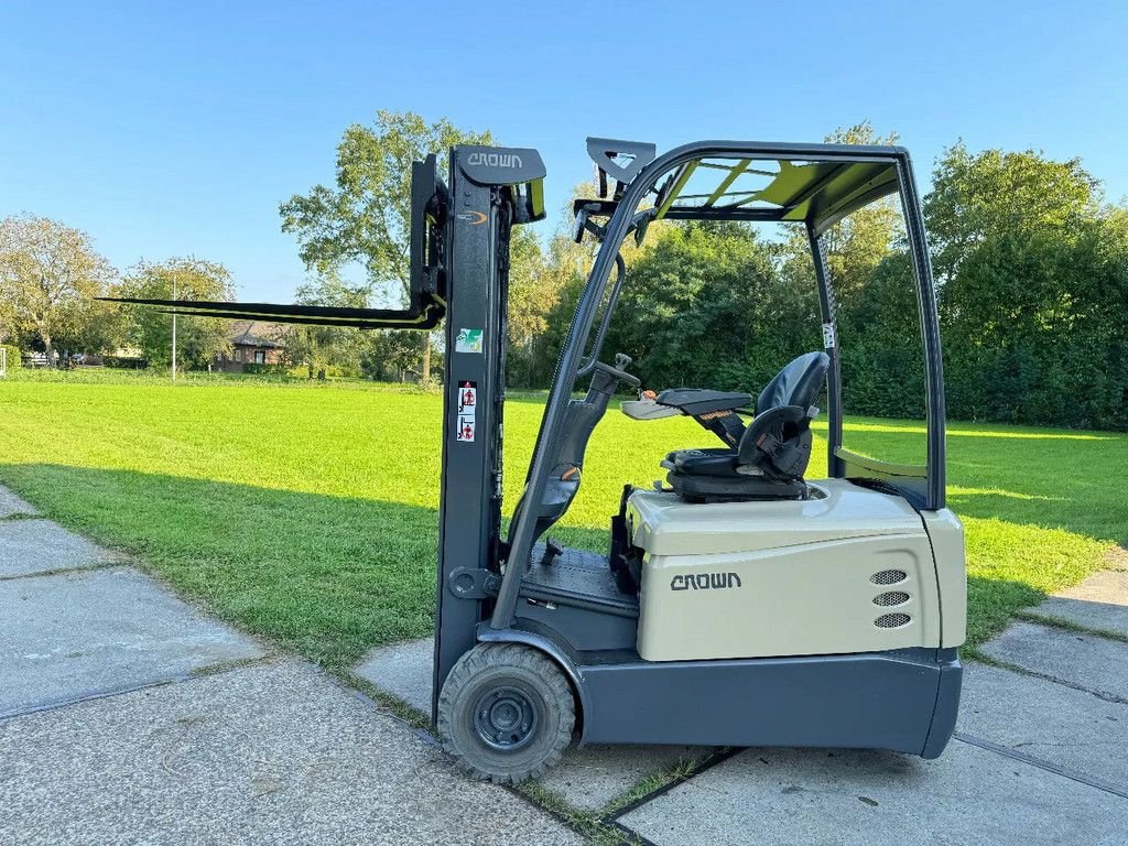 Frontstapler typu Crown 1500KG elektrisch BJ2020 sideshift + nieuwe keuring, Gebrauchtmaschine v Hoenzadriel (Obrázek 1)