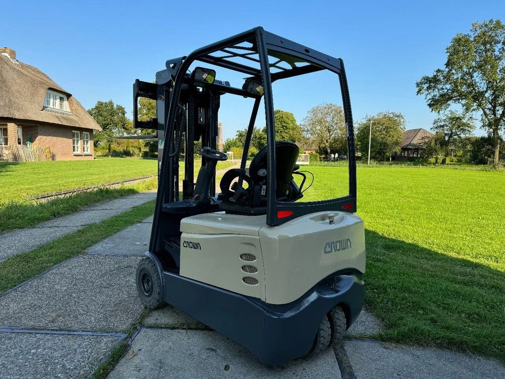 Frontstapler typu Crown 1500KG elektrische heftruck BJ2020 + sideshift, Gebrauchtmaschine v Hoenzadriel (Obrázok 11)