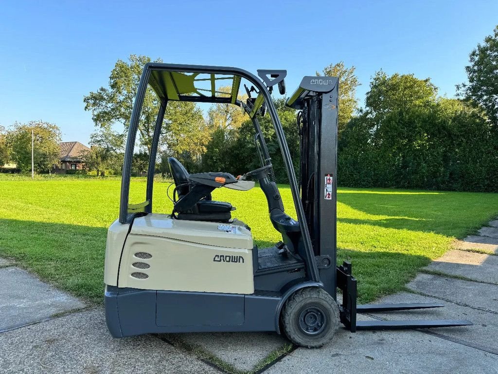 Frontstapler tip Crown 1500KG elektrische heftruck BJ2020 + sideshift, Gebrauchtmaschine in Hoenzadriel (Poză 4)