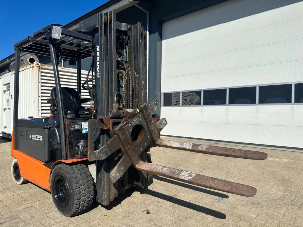 Frontstapler van het type Doosan 825X-5 Triplex Freelift Rotator Kantelaar 2.5 ton Elektra Heftru, Gebrauchtmaschine in VEEN (Foto 10)