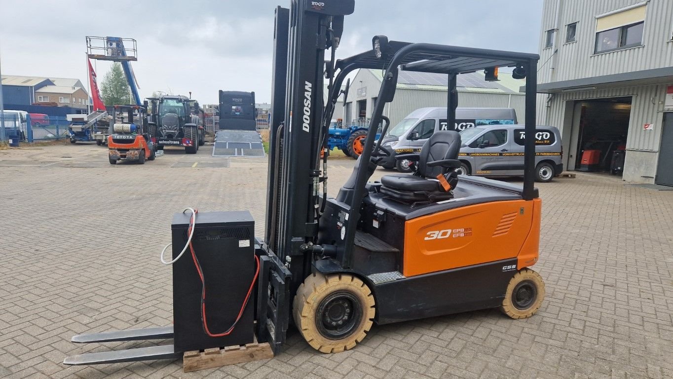 Frontstapler a típus Doosan B30X-7, Gebrauchtmaschine ekkor: Middelharnis (Kép 8)