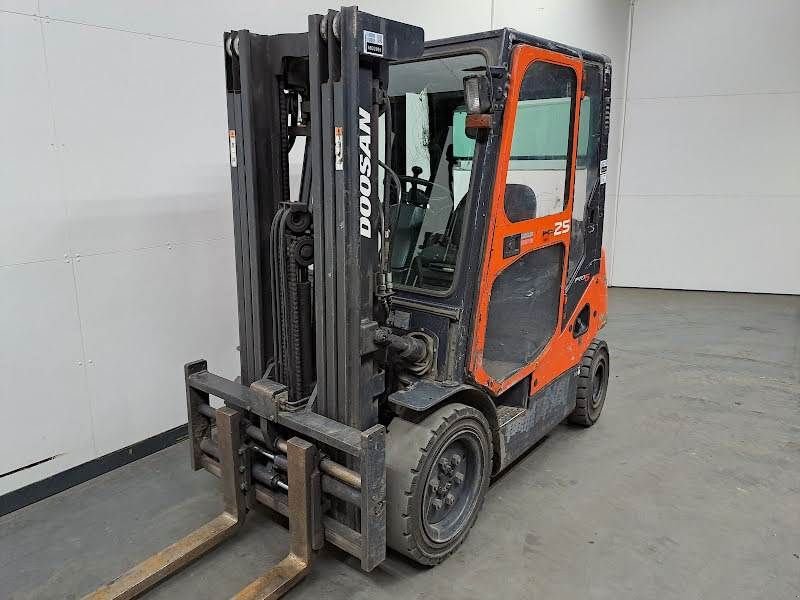 Frontstapler des Typs Doosan D25S-5, Gebrauchtmaschine in Waregem (Bild 1)