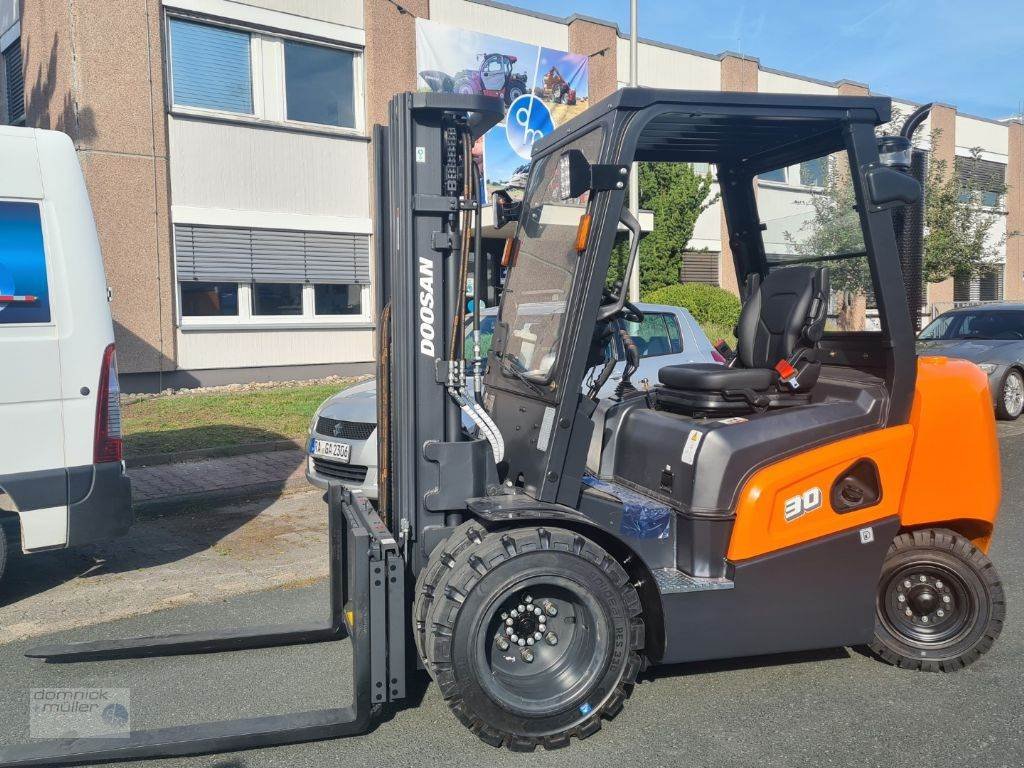 Frontstapler от тип Doosan D30NXP mit Zwillingsbereifung, Gebrauchtmaschine в Friedrichsdorf (Снимка 2)