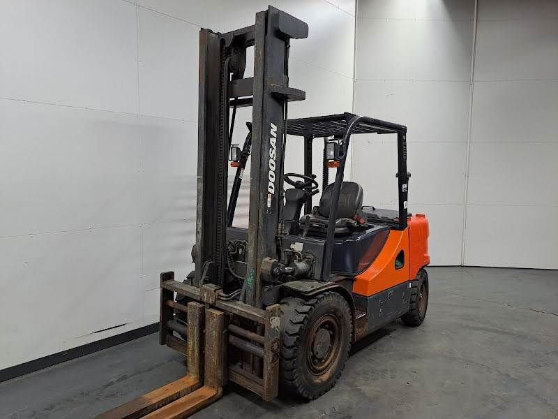 Frontstapler des Typs Doosan D40SC-5, Gebrauchtmaschine in Waregem (Bild 1)