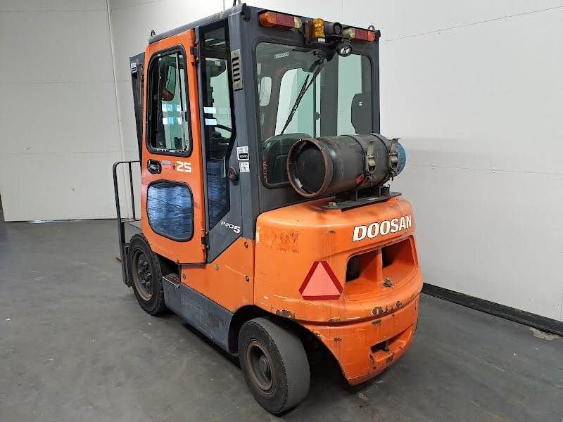 Frontstapler des Typs Doosan G25E-5, Gebrauchtmaschine in Waregem (Bild 4)