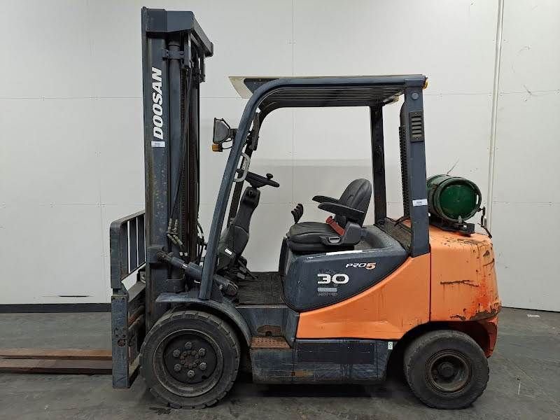 Frontstapler des Typs Doosan G30E-5, Gebrauchtmaschine in Waregem (Bild 2)