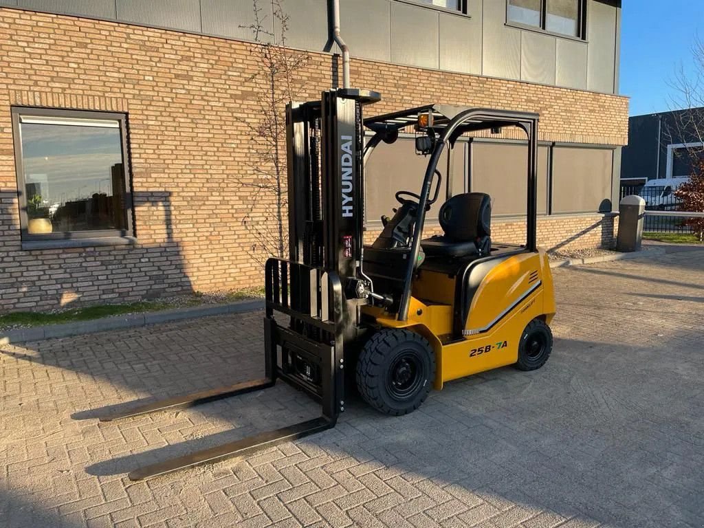 Frontstapler van het type Hyundai 25B-7A 2.5 ton Triplex Freelift Sideshift Elektra Heftruck Nieuw, Neumaschine in VEEN (Foto 5)