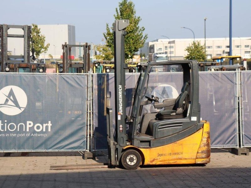 Frontstapler du type Jungheinrich EFG 216, Gebrauchtmaschine en Antwerpen (Photo 1)