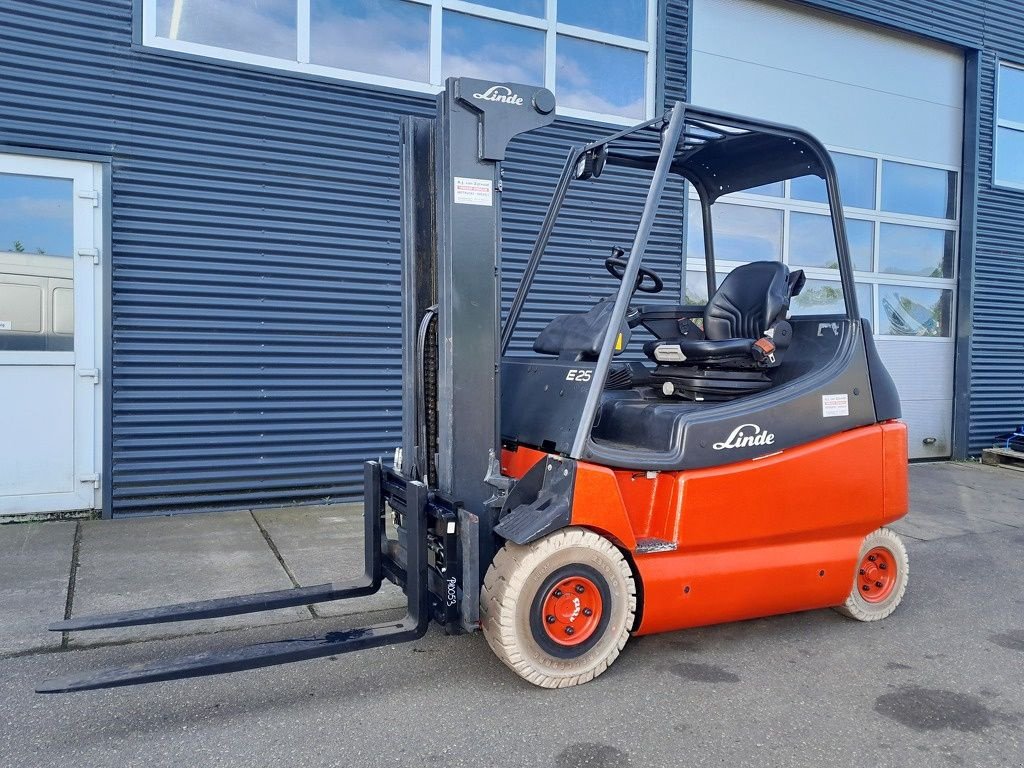 Frontstapler of the type Linde E25-02-600, Gebrauchtmaschine in Mijdrecht (Picture 2)