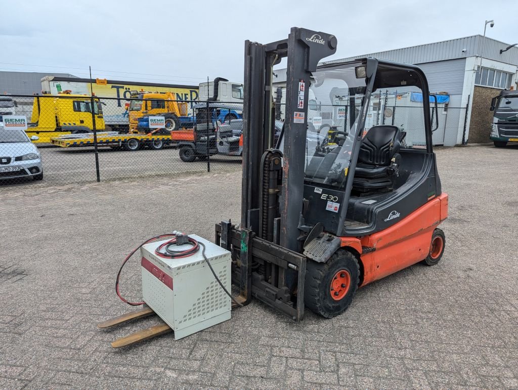 Frontstapler of the type Linde E30/02 - 4058 uur - Duplex Mast - Volrubber Banden - Eurotron 80, Gebrauchtmaschine in Oud Gastel (Picture 1)