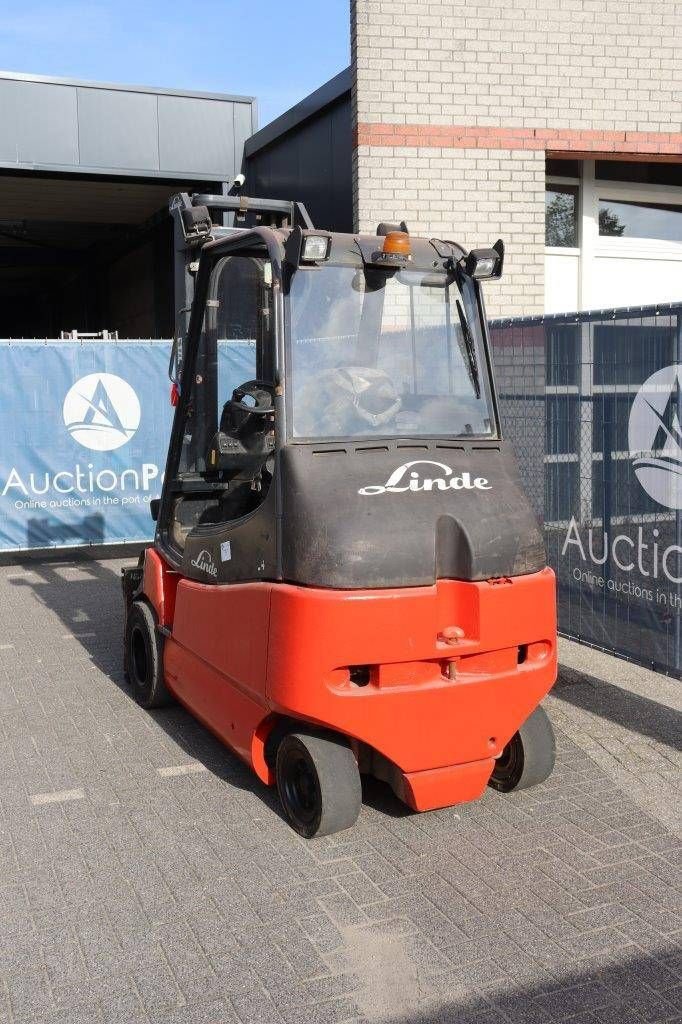 Frontstapler typu Linde E30/02/600, Gebrauchtmaschine v Antwerpen (Obrázek 4)