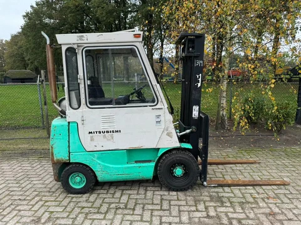 Frontstapler van het type Mitsubishi F25A FG18 CABINE, Gebrauchtmaschine in Harskamp (Foto 4)