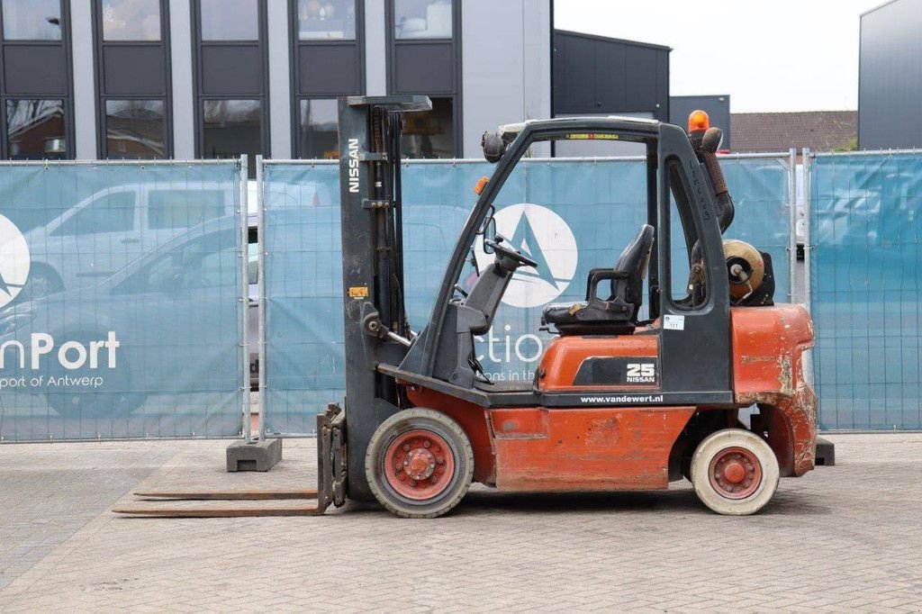 Frontstapler del tipo Nissan UD02A25PQ, Gebrauchtmaschine In Antwerpen (Immagine 2)