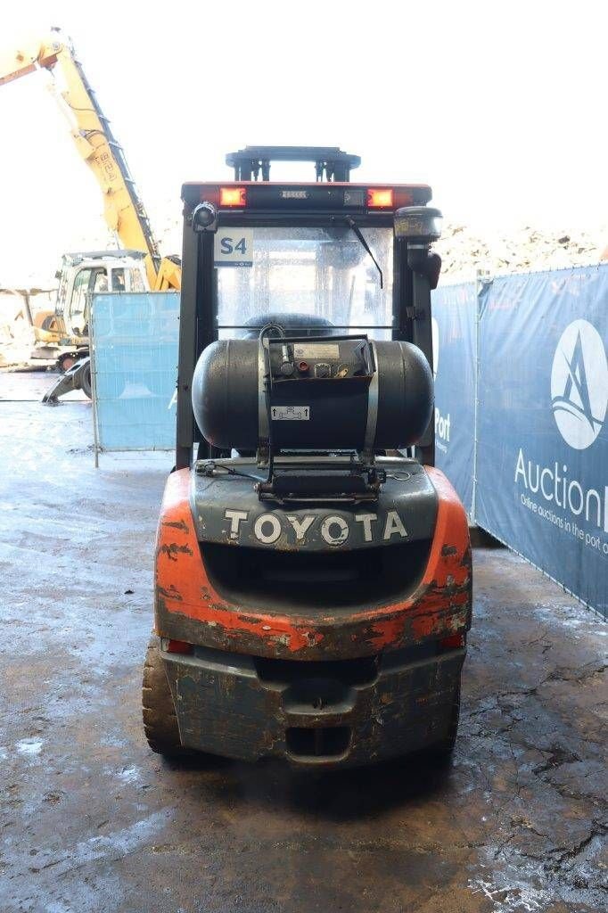 Frontstapler typu Toyota 02-8FGF30, Gebrauchtmaschine w Antwerpen (Zdjęcie 5)