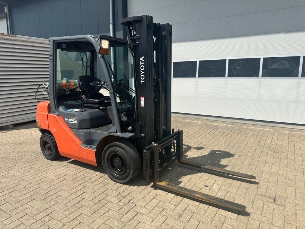 Frontstapler typu Toyota 2.5 ton Tonero 25 Triplex Freelift Sideshift LPG Heftruck, Gebrauchtmaschine w VEEN (Zdjęcie 2)