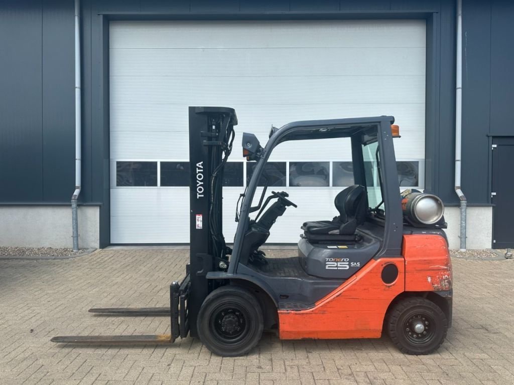 Frontstapler des Typs Toyota 2.5 ton Tonero 25 Triplex Freelift Sideshift LPG Heftruck, Gebrauchtmaschine in VEEN (Bild 1)