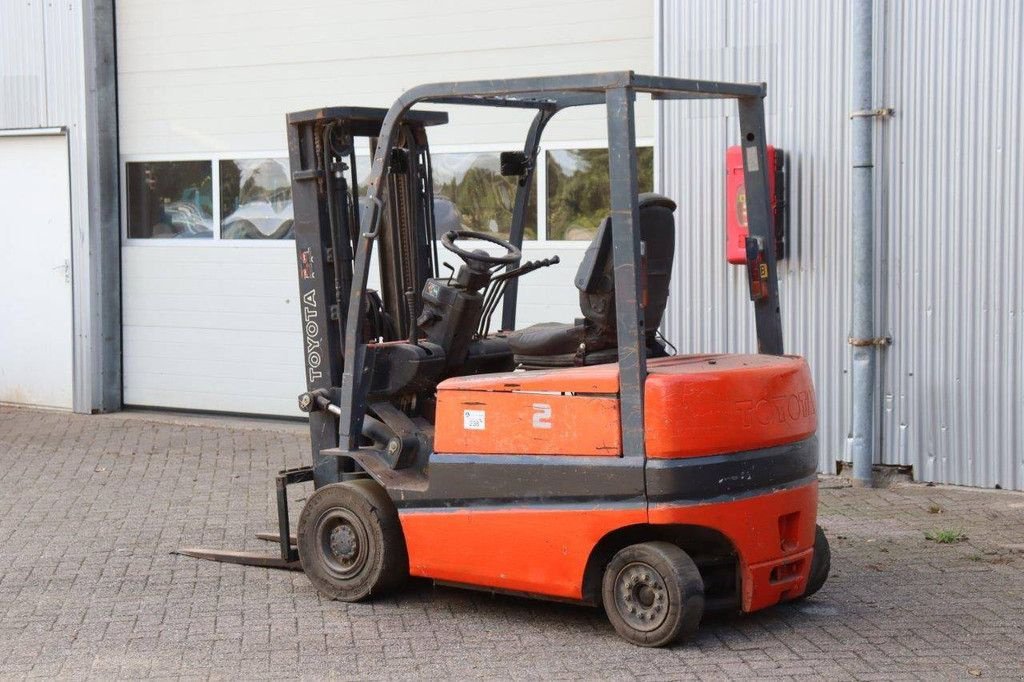 Frontstapler du type Toyota FBMF25, Gebrauchtmaschine en Antwerpen (Photo 3)