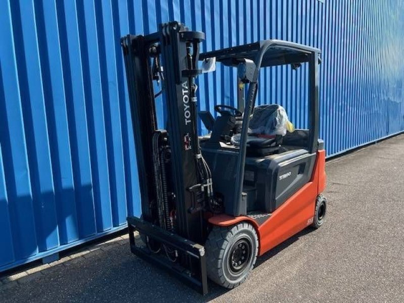 Frontstapler des Typs Toyota Traigo 80, Neumaschine in Sittard (Bild 2)