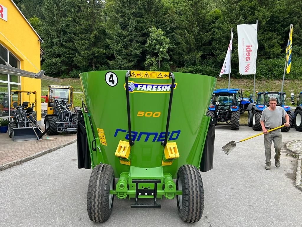 Futtermischwagen des Typs Faresin Rambo 500 Vertikalmischwagen, Neumaschine in Burgkirchen (Bild 4)