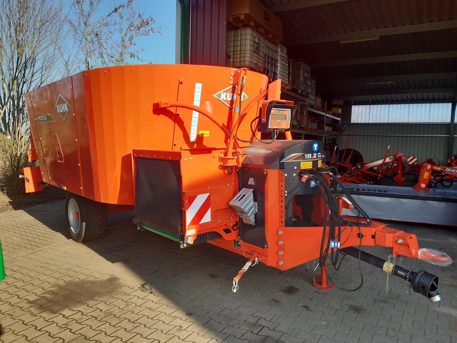 Futtermischwagen of the type Kuhn Profile 18.2 CL, Neumaschine in Aislingen (Picture 1)