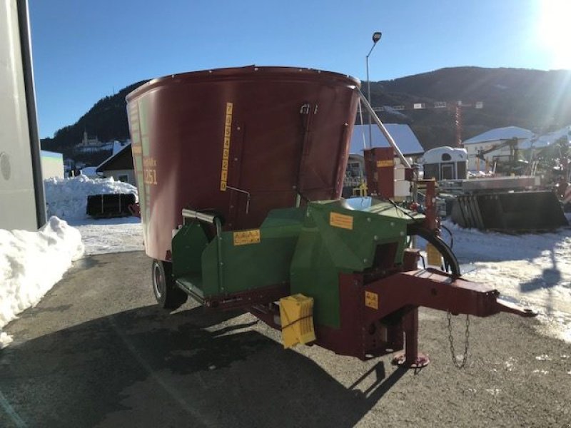 Futtermischwagen van het type Strautmann Futtermischwagen Vertimix 1251 Querförderband, Neumaschine in Tamsweg (Foto 4)