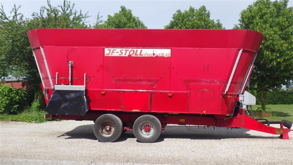 Futterverteilwagen of the type JF Stoll VM45-3 Affjedret drejbar bogiaksel . Trådløst vejesystem. Smørebank for undervogn.udfodringsluger VF+VB+HB. laver overbygning i en side, Gebrauchtmaschine in Ringsted (Picture 4)