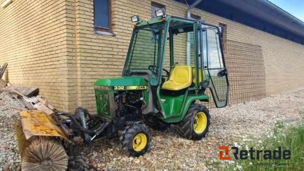 Geräteträger tipa John Deere 332 med kost, Gebrauchtmaschine u Rødovre (Slika 1)