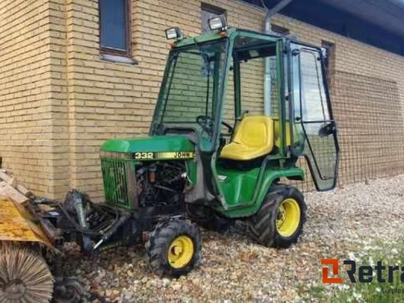 Geräteträger tipa John Deere 332 med kost, Gebrauchtmaschine u Rødovre (Slika 1)