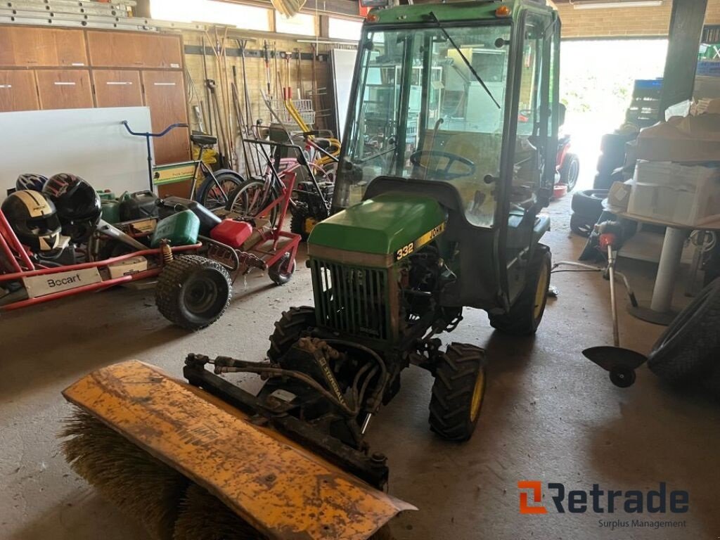 Geräteträger des Typs John Deere 332 med kost, Gebrauchtmaschine in Rødovre (Bild 3)