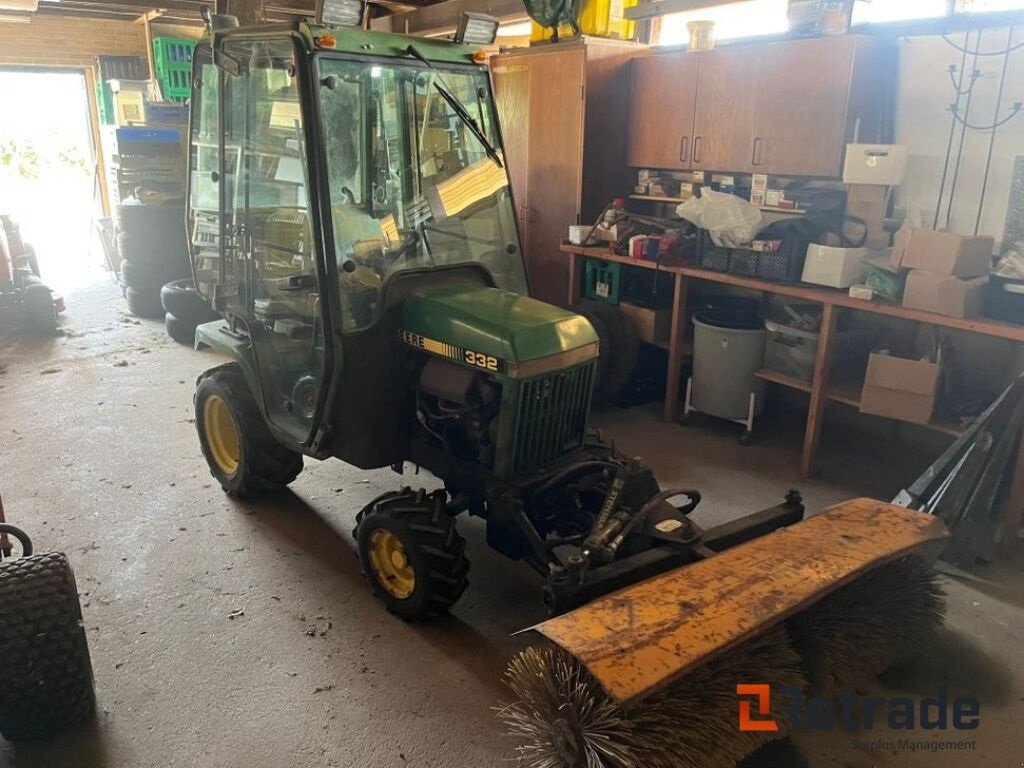 Geräteträger des Typs John Deere 332 med kost, Gebrauchtmaschine in Rødovre (Bild 2)