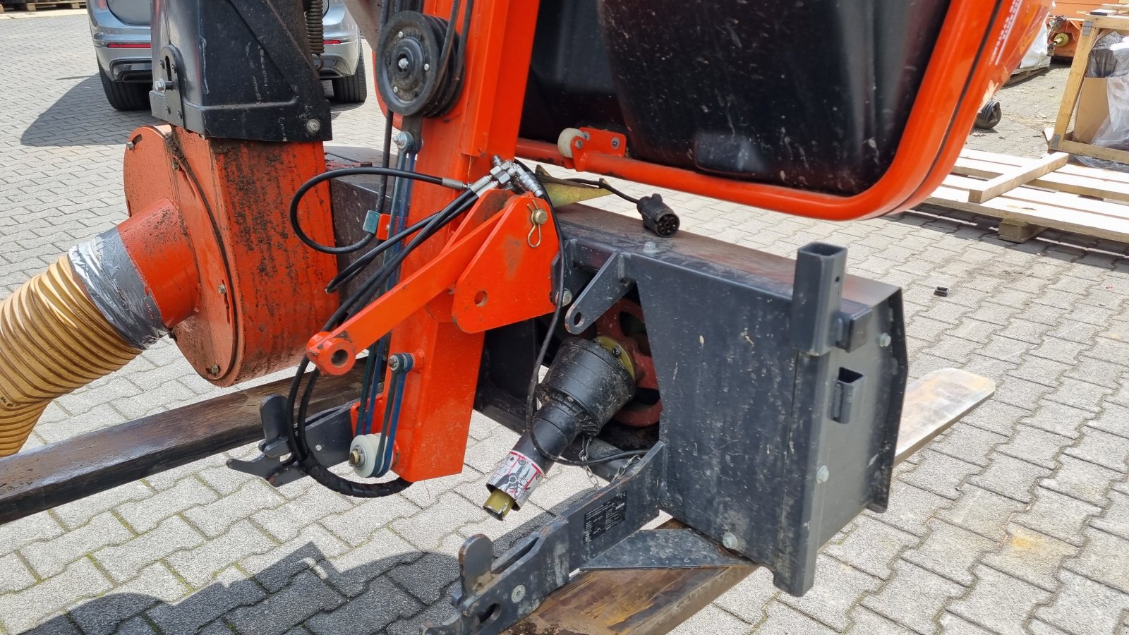 Gras- & Laubsammelcontainer van het type Kubota GCD450 BX2350, Gebrauchtmaschine in Olpe (Foto 9)