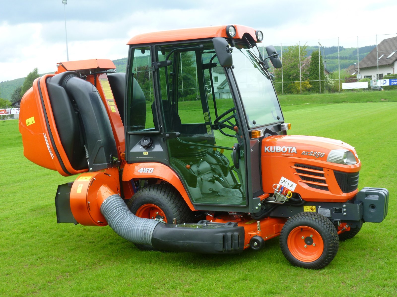 Gras- & Laubsammelcontainer du type Kubota GCD450 BX2350, Gebrauchtmaschine en Olpe (Photo 15)