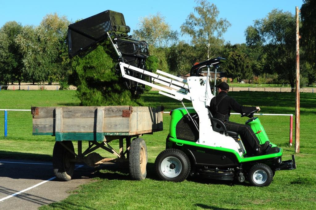 Großflächenmäher van het type Etesia H124 DX Allrad Hochentleerung, Neumaschine in Olpe (Foto 5)