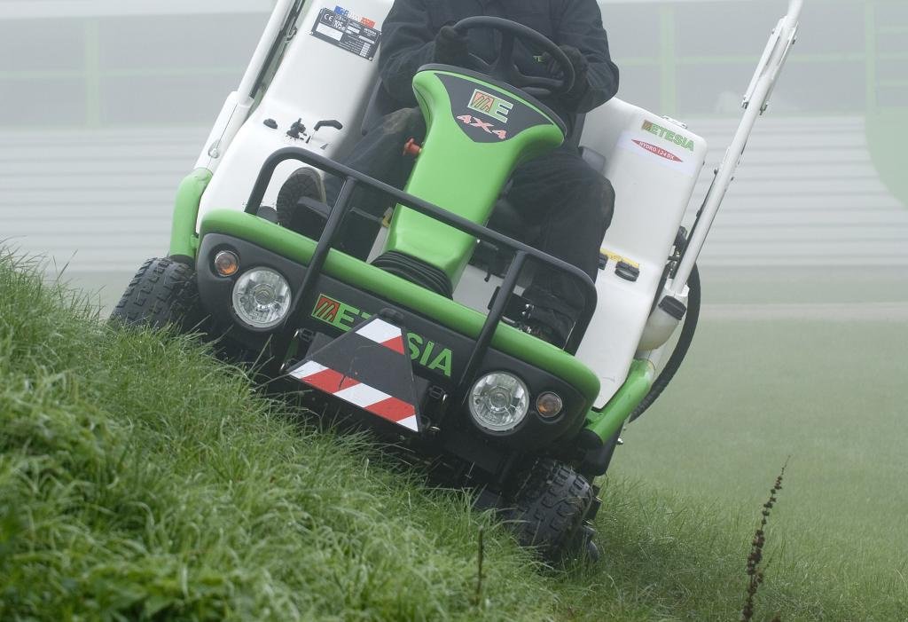 Großflächenmäher van het type Etesia H124 DX Allrad Hochentleerung, Neumaschine in Olpe (Foto 7)