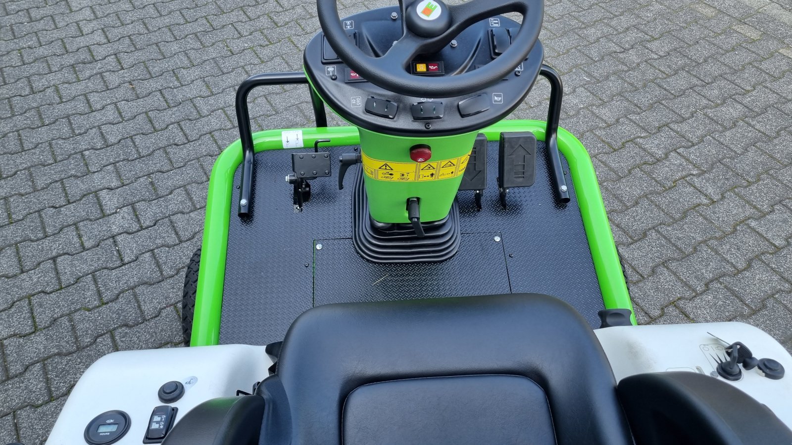 Großflächenmäher of the type Etesia H124 DX Allrad Hochentleerung, Neumaschine in Olpe (Picture 23)