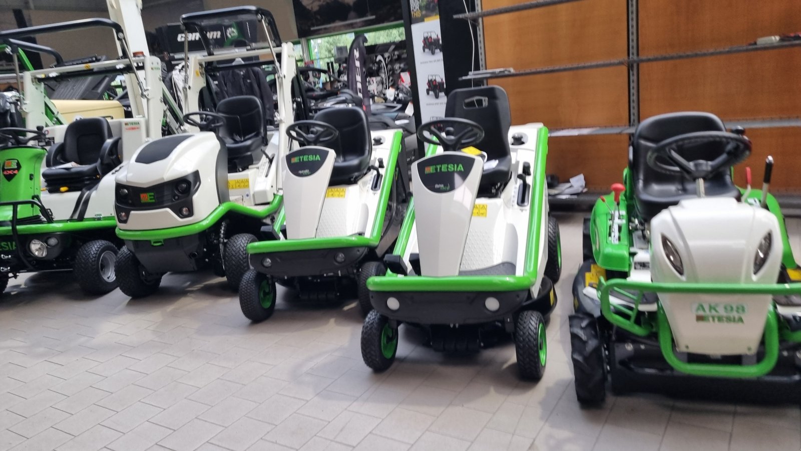 Großflächenmäher van het type Etesia H124 DX Allrad Hochentleerung, Neumaschine in Olpe (Foto 26)