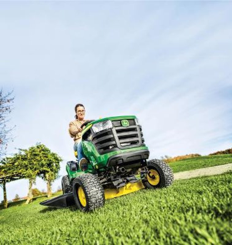 Großflächenmäher des Typs John Deere X107, Neumaschine in Regensdorf (Bild 2)