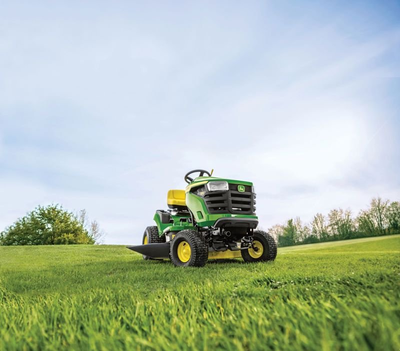 Großflächenmäher des Typs John Deere X107, Neumaschine in Regensdorf (Bild 1)