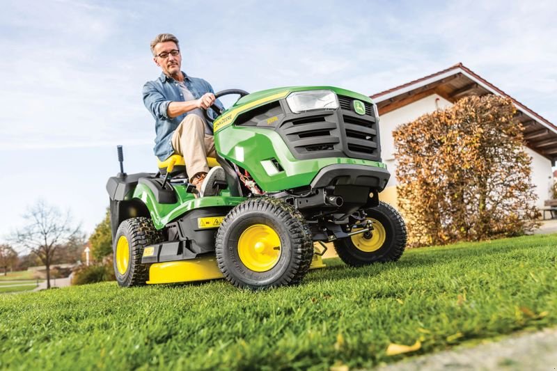 Großflächenmäher des Typs John Deere X117R, Gebrauchtmaschine in Regensdorf (Bild 2)