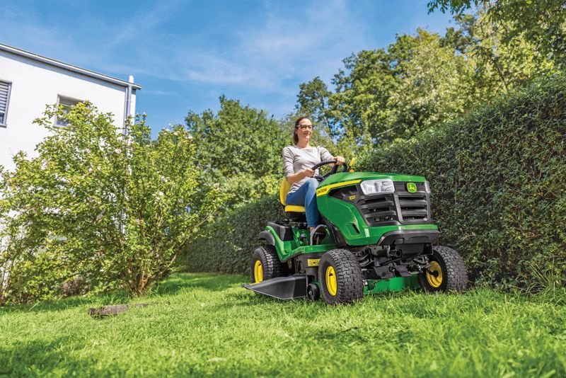 Großflächenmäher des Typs John Deere X127, Neumaschine in Regensdorf (Bild 3)