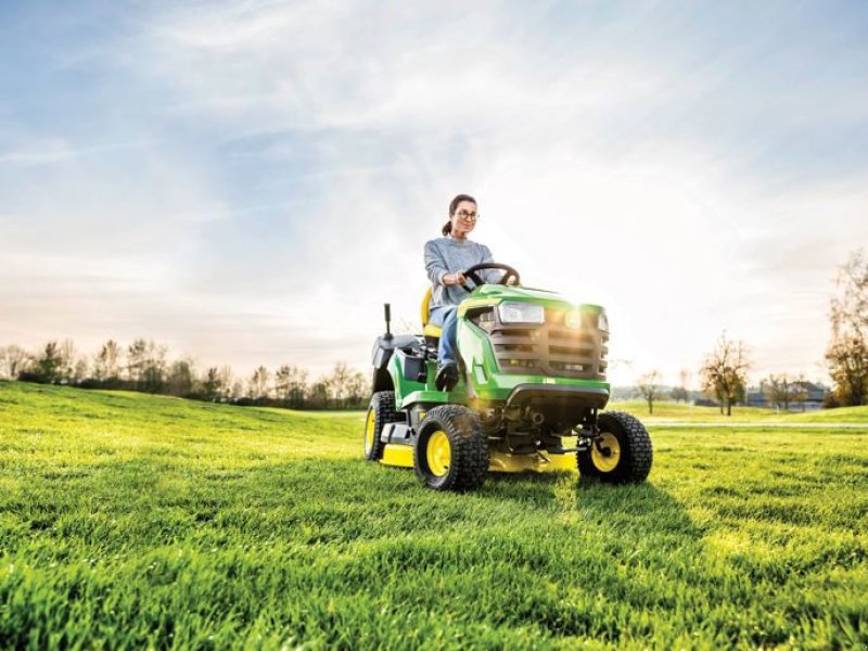 Großflächenmäher typu John Deere X147R, Gebrauchtmaschine w Regensdorf (Zdjęcie 1)