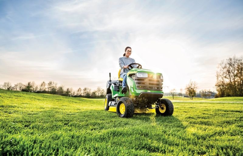 Großflächenmäher typu John Deere X147R, Gebrauchtmaschine v Regensdorf (Obrázek 1)